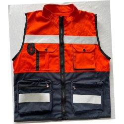 CHALECO DE SEGURIDAD EN GABARDINA CON CINTA REFLEJANTE COLOR GRIS EN PECHO Y ESPALDA.