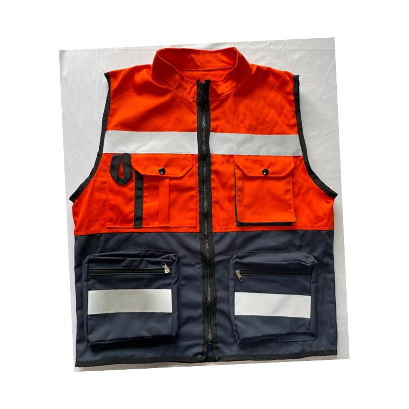 CHALECO DE SEGURIDAD EN GABARDINA CON CINTA REFLEJANTE COLOR GRIS EN PECHO Y ESPALDA.